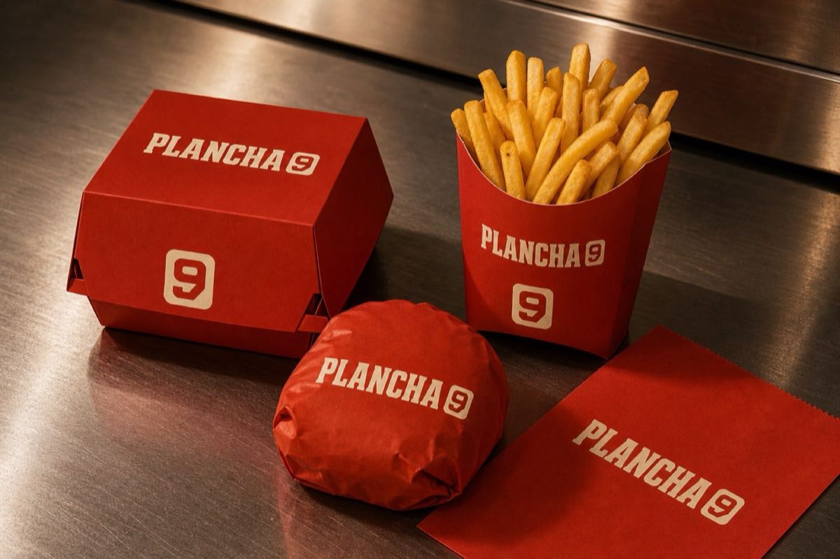 Sistema de branding y packaging de Plancha 9 aplicado a hamburguesa, papas y empaques